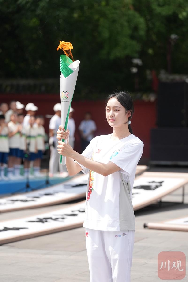 山的东坡肘, 开启了火炬, 圣时刻
