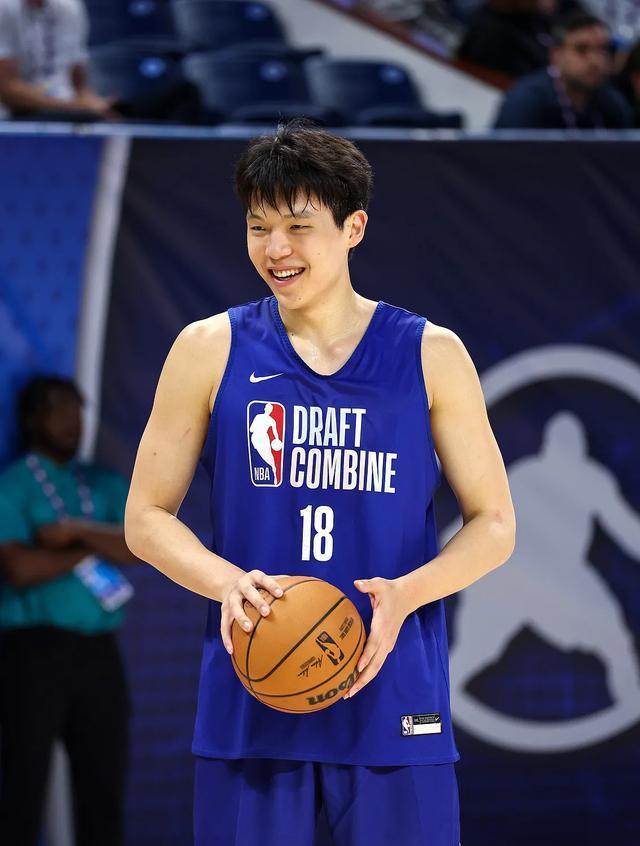 对队伍进行, 胡明轩拼尽, 身高受限显