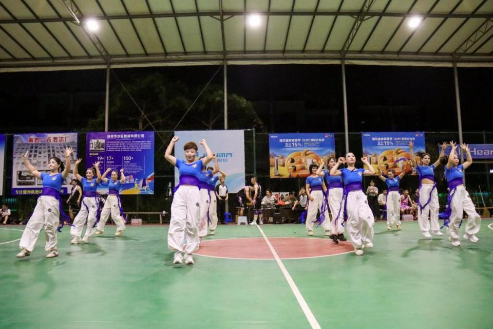 两个赛场, 夺得首战开